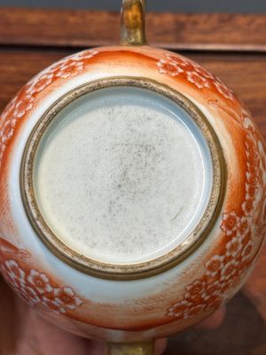 Een zeldzame Chinese ijzerrood gedecoreerde en vergulde theepot met deksel met Europese tafereel, Qianlong — foto 16