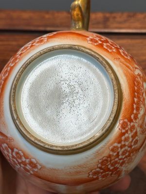 Een zeldzame Chinese ijzerrood gedecoreerde en vergulde theepot met deksel met Europese tafereel, Qianlong — foto 17