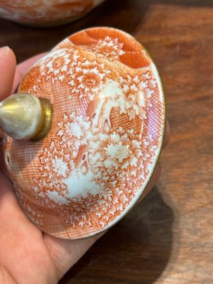 Een zeldzame Chinese ijzerrood gedecoreerde en vergulde theepot met deksel met Europese tafereel, Qianlong — foto 5