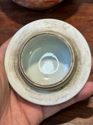 Een zeldzame Chinese ijzerrood gedecoreerde en vergulde theepot met deksel met Europese tafereel, Qianlong — foto 7