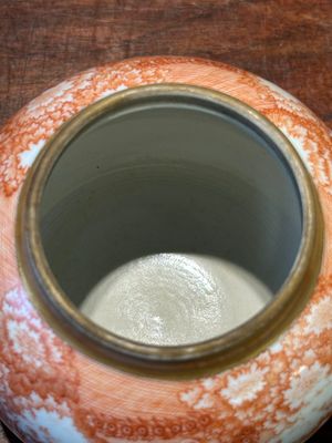 Een zeldzame Chinese ijzerrood gedecoreerde en vergulde theepot met deksel met Europese tafereel, Qianlong — foto 9