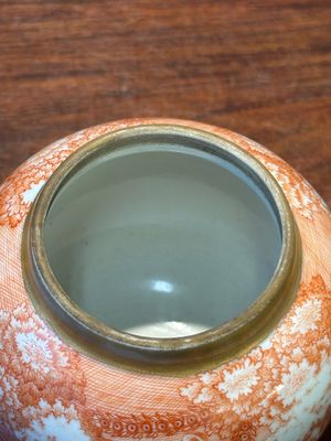 Een zeldzame Chinese ijzerrood gedecoreerde en vergulde theepot met deksel met Europese tafereel, Qianlong — foto 10