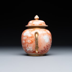Een zeldzame Chinese ijzerrood gedecoreerde en vergulde theepot met deksel met Europese tafereel, Qianlong — foto 4