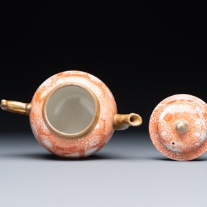 Een zeldzame Chinese ijzerrood gedecoreerde en vergulde theepot met deksel met Europese tafereel, Qianlong — foto 5