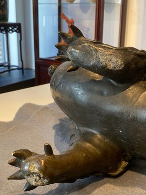 Een zeldzame Chinese ingelegde bronzen wierookbrander in de vorm van een boeddhistische leeuw, Ming — foto 25