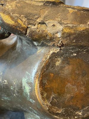 Een zeldzame Chinese ingelegde bronzen wierookbrander in de vorm van een boeddhistische leeuw, Ming — foto 29