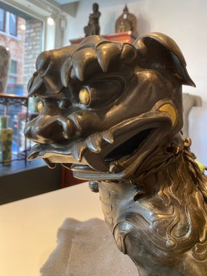 Een zeldzame Chinese ingelegde bronzen wierookbrander in de vorm van een boeddhistische leeuw, Ming — foto 9