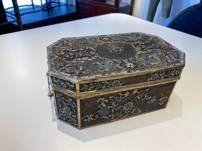 Een zeldzame Chinese keizerlijke deels vergulde en geëmailleerde zilveren dekseldoos, Qianlong — foto 1
