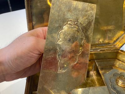 Een zeldzame Chinese keizerlijke deels vergulde en geëmailleerde zilveren dekseldoos, Qianlong — foto 8