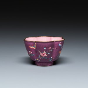 Een zeldzame Chinese kom in Canton email met paarse fondkleur, Shou 寿 merk, Yongzheng/Qianlong — foto 1
