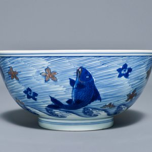 Een zeldzame Chinese kom met blauw en onderglazuur rood decor van karpers en zeedieren, Xuande merk, Kangxi — foto 3