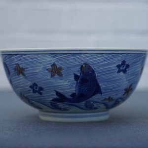 Een zeldzame Chinese kom met blauw en onderglazuur rood decor van karpers en zeedieren, Xuande merk, Kangxi — foto 11
