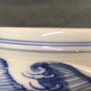 Een zeldzame Chinese kom met blauw en onderglazuur rood decor van karpers en zeedieren, Xuande merk, Kangxi — foto 9