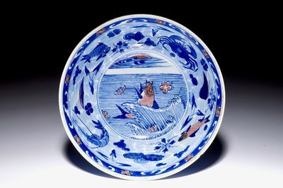 Een zeldzame Chinese kom met blauw en onderglazuur rood decor van karpers en zeedieren, Kangxi merk en periode