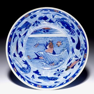 Een zeldzame Chinese kom met blauw en onderglazuur rood decor van karpers en zeedieren, Kangxi merk en periode — foto 1
