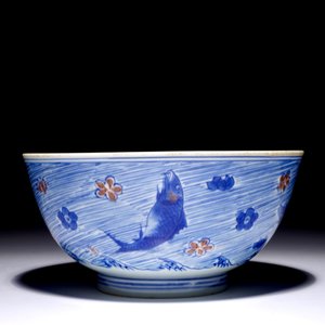 Een zeldzame Chinese kom met blauw en onderglazuur rood decor van karpers en zeedieren, Kangxi merk en periode — foto 2