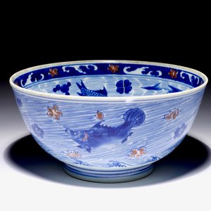 Een zeldzame Chinese kom met blauw en onderglazuur rood decor van karpers en zeedieren, Kangxi merk en periode — foto 7