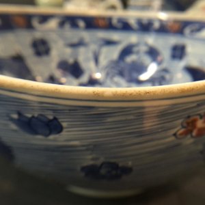 Een zeldzame Chinese kom met blauw en onderglazuur rood decor van karpers en zeedieren, Kangxi merk en periode — foto 10