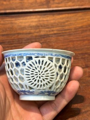 Een zeldzame Chinese opengewerkte dubbelwandige blauw-witte kop, Kangxi — foto 1