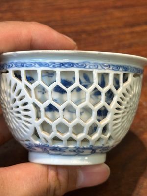 Een zeldzame Chinese opengewerkte dubbelwandige blauw-witte kop, Kangxi — foto 5