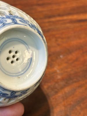 Een zeldzame Chinese opengewerkte dubbelwandige blauw-witte kop, Kangxi — foto 10