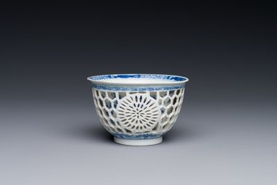 Een zeldzame Chinese opengewerkte dubbelwandige blauw-witte kop, Kangxi