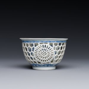 Een zeldzame Chinese opengewerkte dubbelwandige blauw-witte kop, Kangxi — foto 2