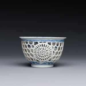 Een zeldzame Chinese opengewerkte dubbelwandige blauw-witte kop, Kangxi — foto 3
