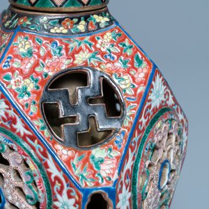Een zeldzame Chinese opengewerkte famille rose vaas met beweeglijk binnendeel, 19/20e eeuw — foto 7