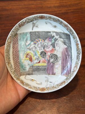 Een zeldzame Chinese rose-grisaille kop en schotel naar 'Acteurs uit de Franse Komedie' door Watteau, Yongzheng/Qianlong — foto 10