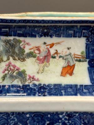 Een zeldzame Chinese ruitvormige Canton famille rose 'visser, houthakker, boer en geleerde 漁樵耕讀圖' vaas, Qianlong — foto 7
