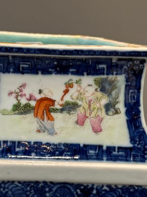 Een zeldzame Chinese ruitvormige Canton famille rose 'visser, houthakker, boer en geleerde 漁樵耕讀圖' vaas, Qianlong — foto 9