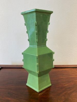 Een zeldzame Chinese ruitvormige monochrome groene vaas, Republiek — foto 3