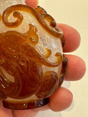 Een zeldzame Chinese snuiffles in meerlagig bruin en wit Peking glas met chilong decor, Qianlong/Jiaqing — foto 9