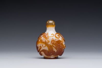 Een zeldzame Chinese snuiffles in meerlagig bruin en wit Peking glas met chilong decor, Qianlong/Jiaqing