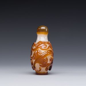 Een zeldzame Chinese snuiffles in meerlagig bruin en wit Peking glas met chilong decor, Qianlong/Jiaqing — foto 4
