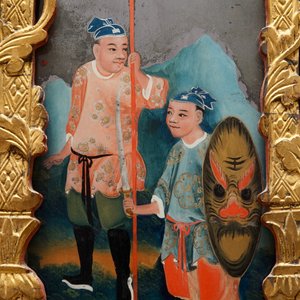 Een zeldzame Chinese spiegel met achterglasschildering en verguld hout, 2e helft 18e eeuw — foto 3