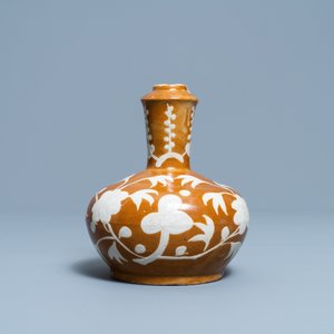 Een zeldzame Chinese Swatow kendi met floraal decor op bruine fondkleur, Ming — foto 3