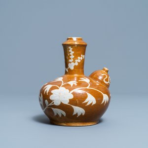 Een zeldzame Chinese Swatow kendi met floraal decor op bruine fondkleur, Ming — foto 4