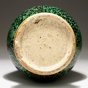 Een zeldzame Chinese verte-noire biscuit vaas met lotusslingers, Kangxi — foto 5