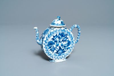 Een zeldzame cirkelvormige Chinese blauw-witte theepot, Kangxi