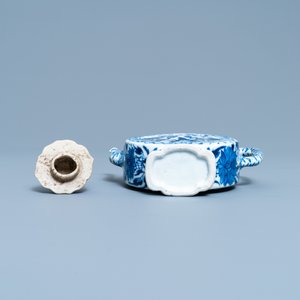 Een zeldzame cirkelvormige Chinese blauw-witte theepot, Kangxi — foto 7