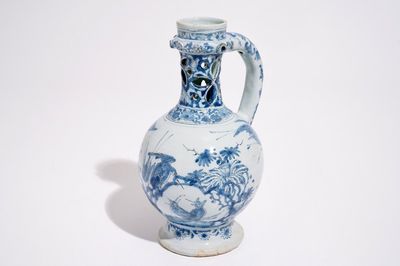 Een zeldzame Delftse blauw-witte fopkan met chinoiseriedecor, eind 17e eeuw