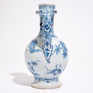 Een zeldzame Delftse blauw-witte fopkan met chinoiseriedecor, eind 17e eeuw — foto 4
