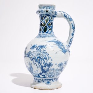 Een zeldzame Delftse blauw-witte fopkan met chinoiseriedecor, eind 17e eeuw — foto 5