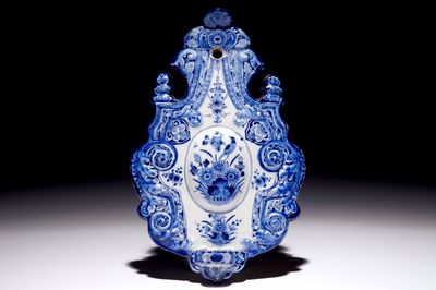 Een zeldzame Delftse blauw-witte wandapplique, 18e eeuw