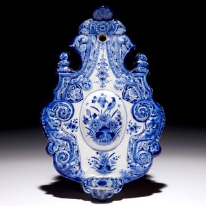 Een zeldzame Delftse blauw-witte wandapplique, 18e eeuw — foto 1