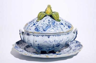 Een zeldzame Delftse terrine op onderschotel in gemengde techniek met chinoiseriedecor, 18e eeuw