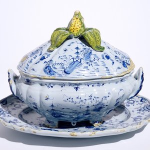 Een zeldzame Delftse terrine op onderschotel in gemengde techniek met chinoiseriedecor, 18e eeuw — foto 1