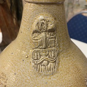 Een zeldzame Duitse baardmankruik in steengoed met royalistische medaillons, Westerwald, eind 17e eeuw — foto 9